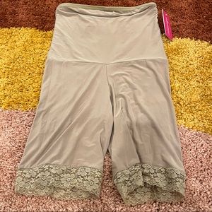Undersummers Maternity Shortlette Size S Nude